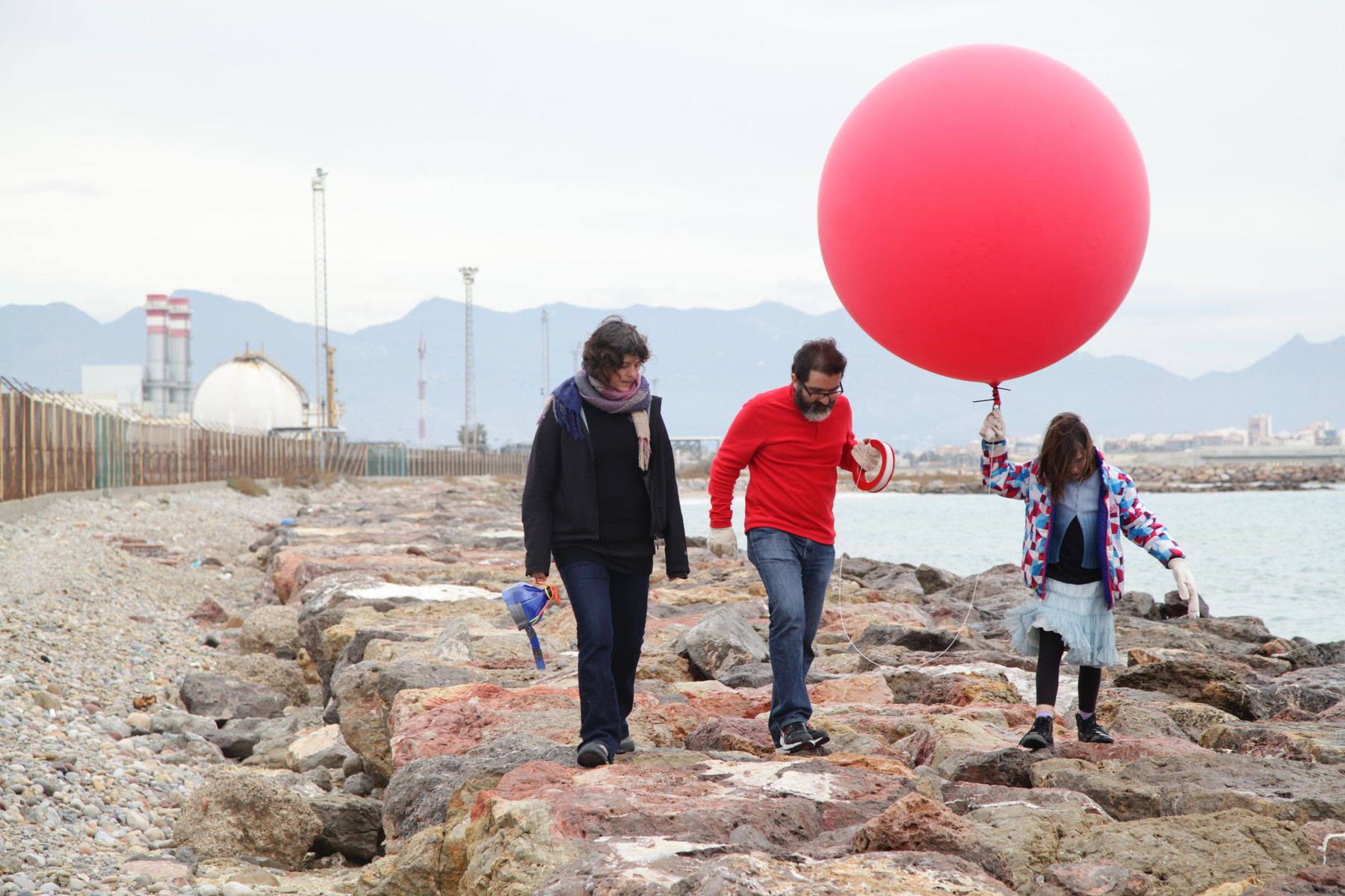 Paseando con el globo para fotografiar desde el aire el polígono industrial El Serrallo, en el puerto de Castellón de la Plana