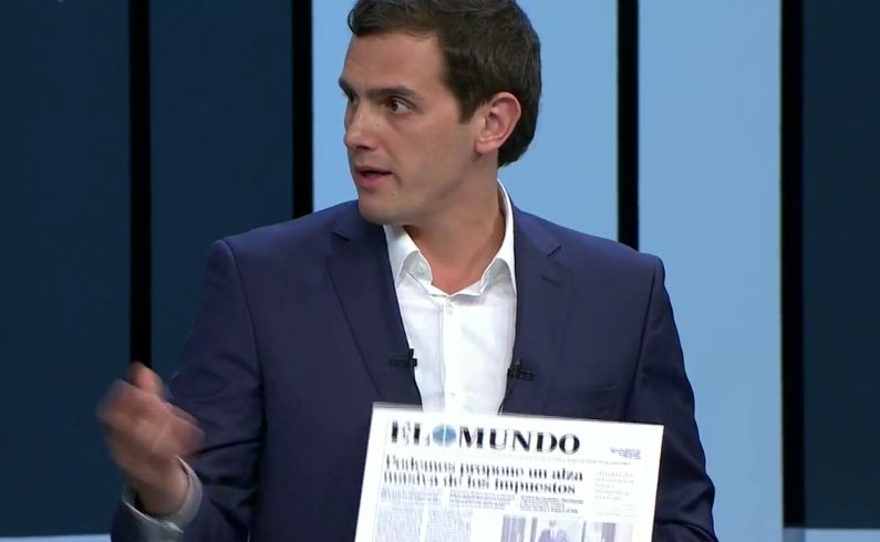 Two leaders of PP and Ciudadanos parties,
show front pages to support their claims in different
electoral debates. Bottom: Pablo Casado. Top: Albert
Rivera in electoral debate (general election June
2016)